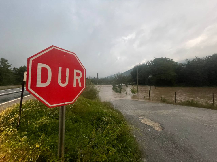 Karadeniz'de sağanak hayatı olumsuz etkiledi: Dereler taştı, yollar kapandı