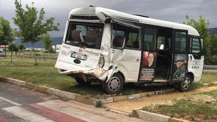 Konya'da tır ışıkta bekleyen araçlara çarptı: 12 yaralı