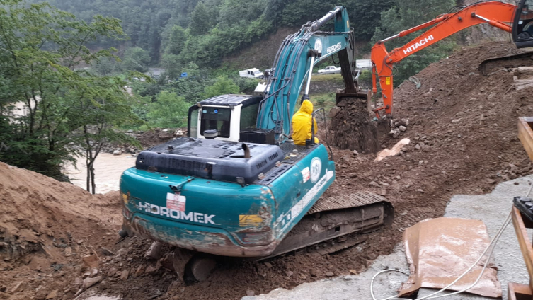 Zemini çöken fabrikada göçük altında kalan 2 kişi kurtarıldı