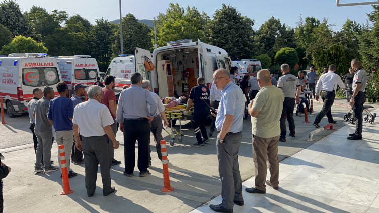 Isparta'da midibüs ile hafif ticari araç çarpıştı: 1 ölü, 35 yaralı