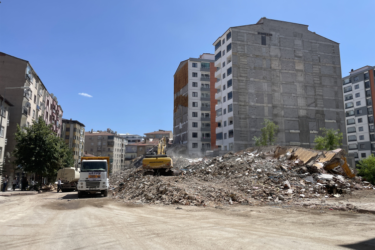 Elazığ’da 10 bin 694 ağır hasarlı yapı yıkılıyor