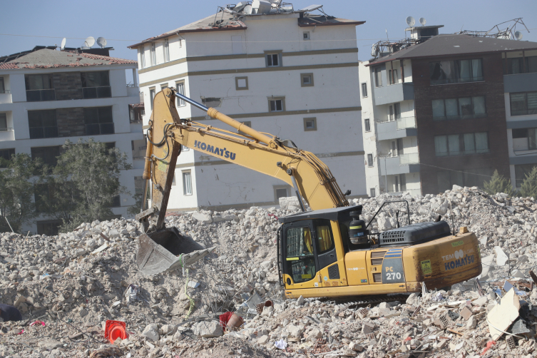 Hatay'da ağır hasarlı binaların yıkımı sürüyor