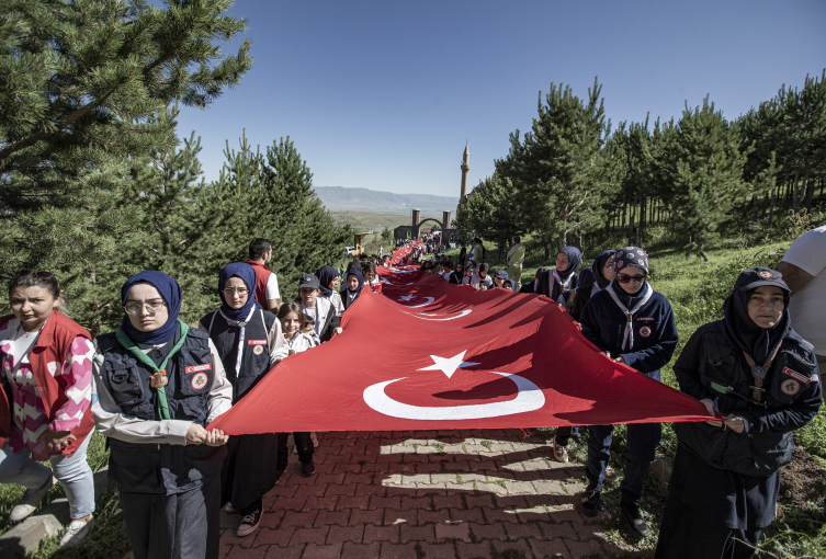 Erzurumlu gençler 15 Temmuz yürüyüşünde 500 metrelik Türk bayrağı taşıdı