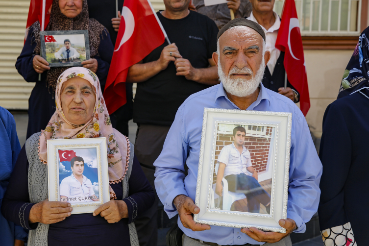 Diyarbakır annelerinin oturma eylemine iki aile daha katıldı