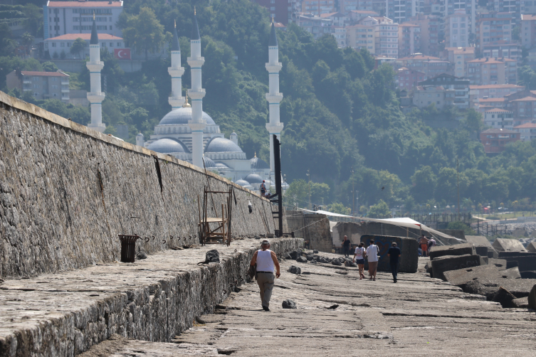 Selden etkilenen Zonguldak'ta sıcak hava etkili oluyor