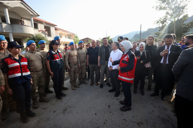 Bakan Göktaş, Düzce'de selden etkilenen İçmeler köyünde inceleme yaptı