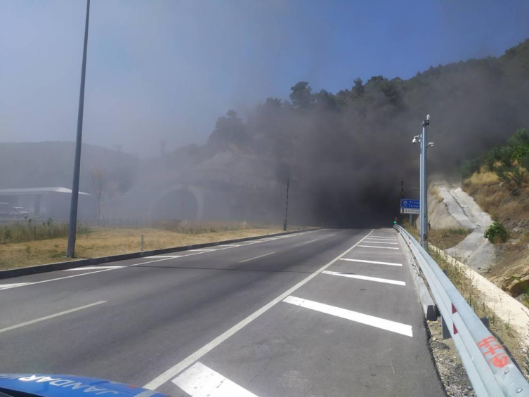 Çanakkale'de tünelde yanan araç kullanılmaz hale geldi