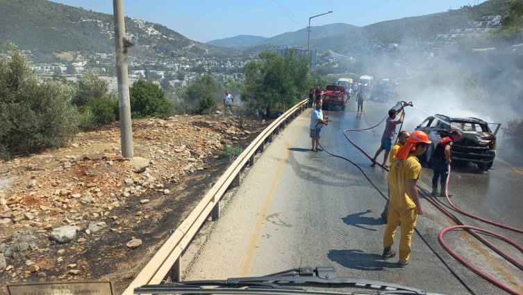 Otomobilde çıkan yangın ormana sıçramadan söndürüldü