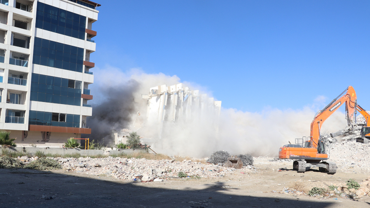 Hatay'da ağır hasarlı bina kontrollü şekilde yıkıldı