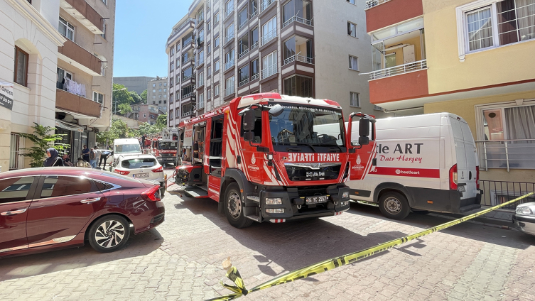 Kağıthane'de bina yangını: 5 kişi dumandan etkilendi