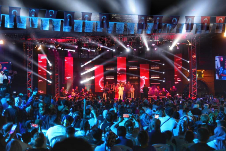 Van'da TRT sanatçıları konser verdi