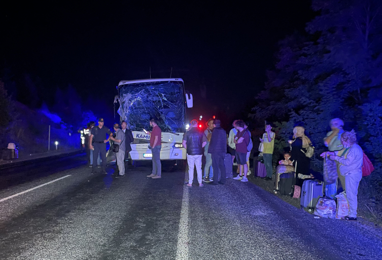 Eskişehir'de yolcu otobüsü traktöre çarptı: 6 yaralı