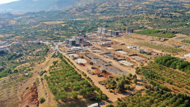 Kahramanmaraş'ta hedef afet konutlarını kıştan önce tamamlamak