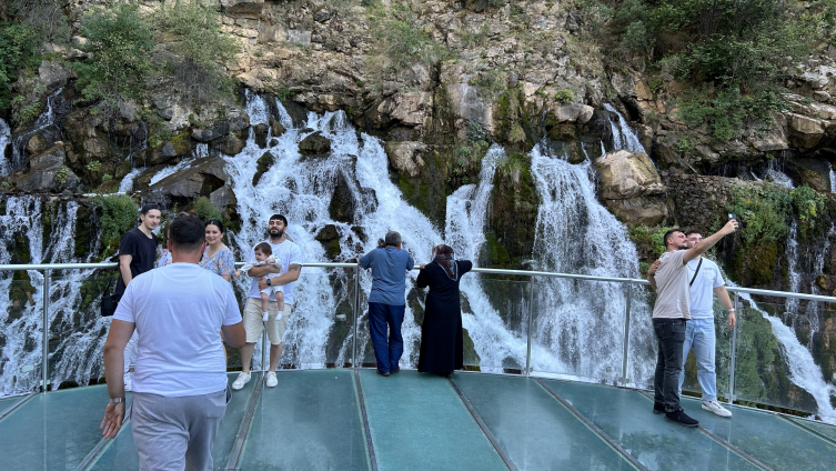 Serinlemek isteyenler Tomara Şelalesi'ni ziyaret ediyor