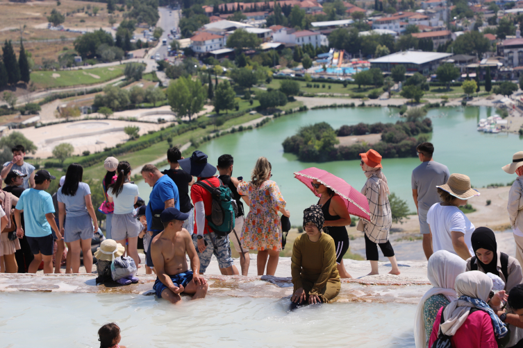 Pamukkale'yi yılbaşından bu yana 1 milyonu aşkın kişi ziyaret etti