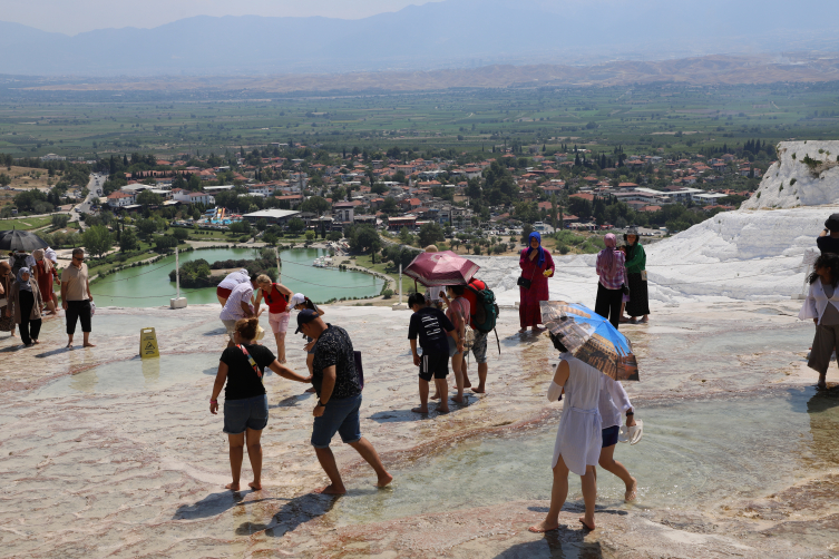 Pamukkale'yi yılbaşından bu yana 1 milyonu aşkın kişi ziyaret etti