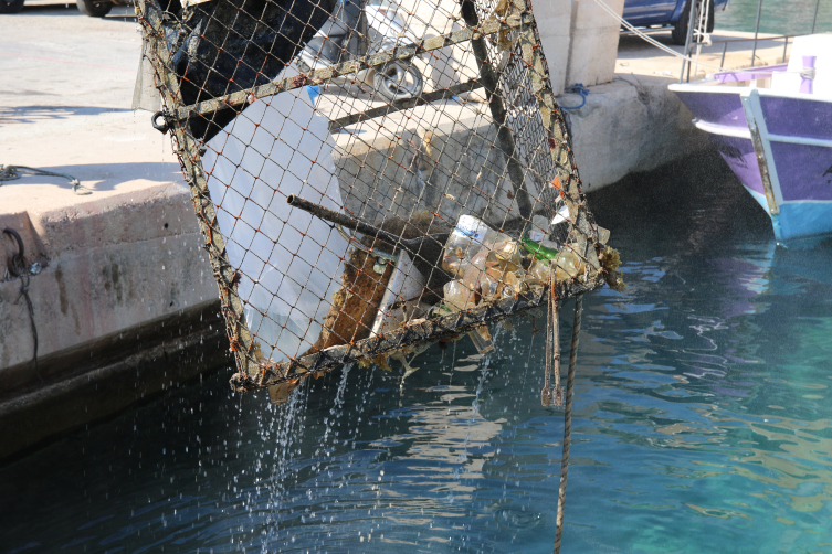 Kaş'ta deniz dibindeki atıklar temizlendi