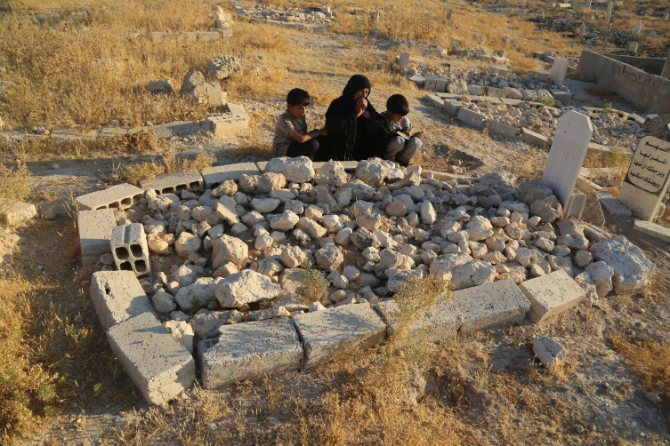 PKK/YPG'nin işkenceyle öldürdüğü oğlunun acısını elbiselerini koklayarak dindiriyor