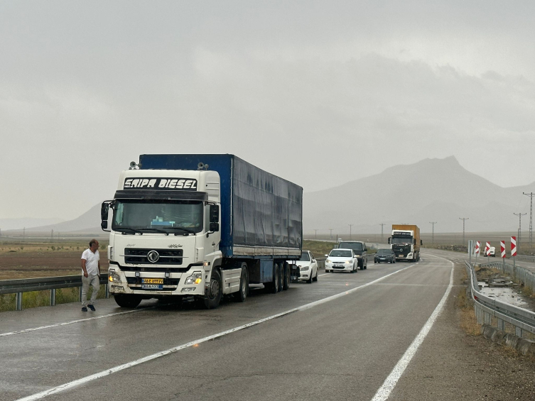 Sel nedeniyle kapanan Türkiye-İran kara yolu açıldı