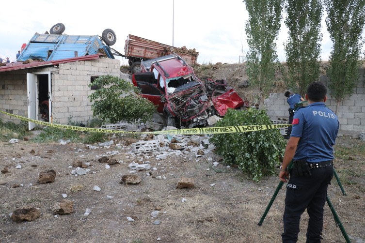 Kamyonet ile traktörün çarpıştı: 6 yaralı