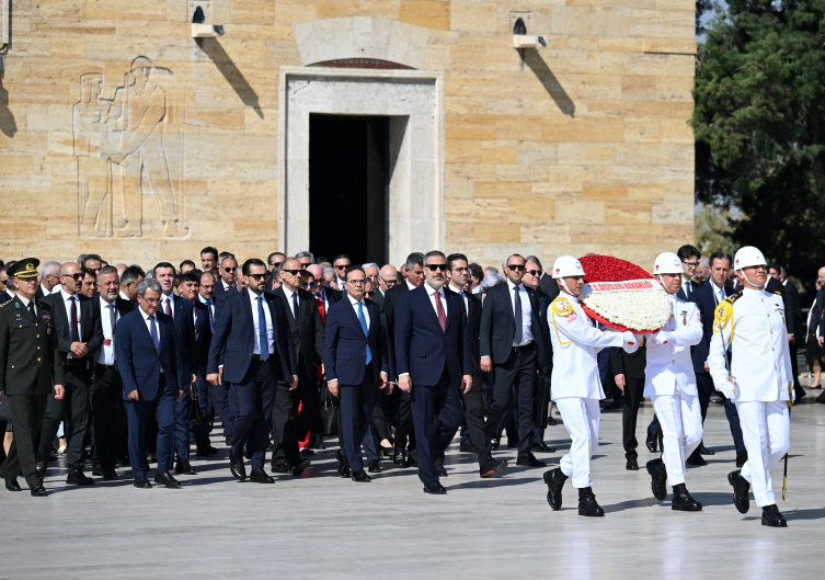 Bakan Fidan Anıtkabir ve Dışişleri Şehitliği'ni ziyaret etti