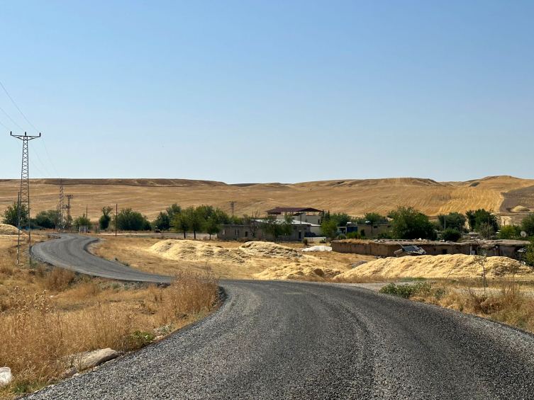 Diyarbakır'ın kırsal mahallelerinde yol çalışmaları sürüyor