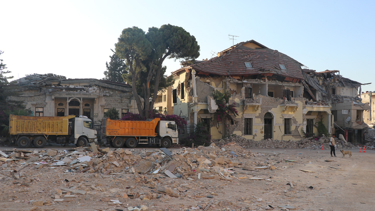 Deprem bölgesindeki tarihi eserler enkazlardan çıkarılıyor