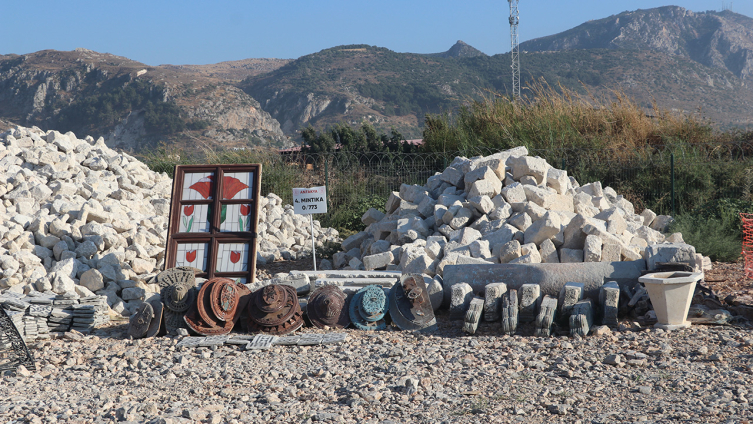 Deprem bölgesindeki tarihi eserler enkazlardan çıkarılıyor