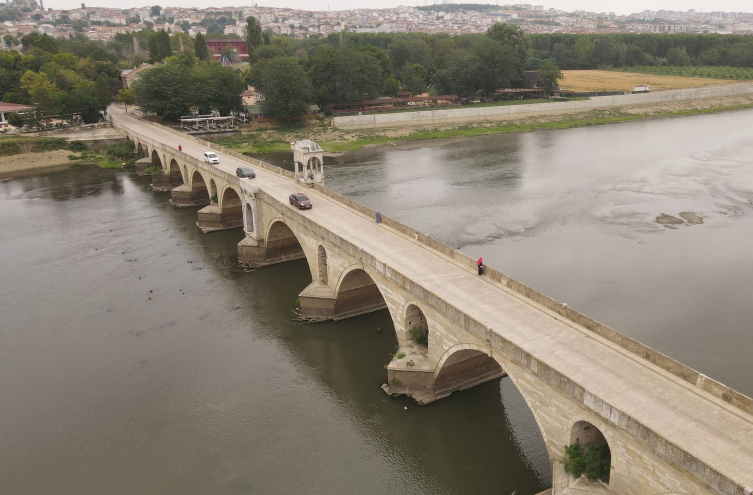 Su seviyesi azalan Meriç Nehri'nde tarihi köprünün ayakları ortaya çıktı