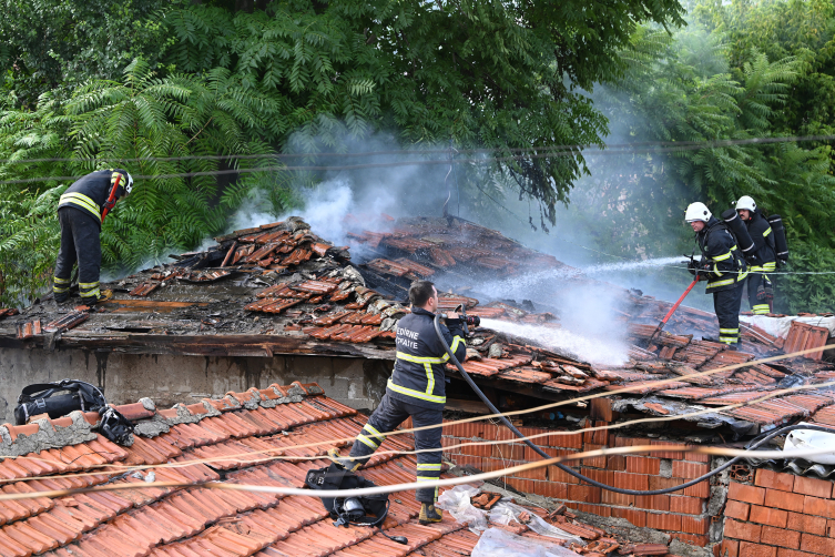 Edirne'de yangın: 1 ev kullanılamaz hale geldi