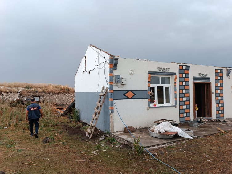 Kars'ta şiddetli rüzgar: Bazı ev ve ahırların çatısı uçtu