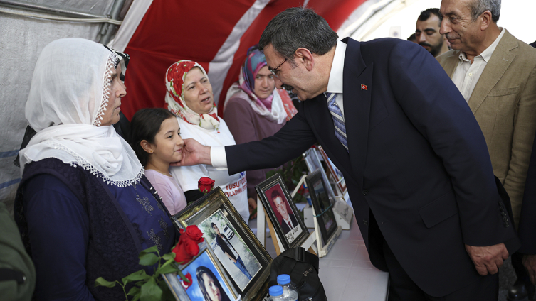 Cevdet Yılmaz'dan Diyarbakır annelerine ziyaret