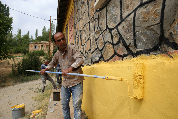 Bitlis'te "mobil onarım ekibi" köy okullarını yeni eğitim yılına hazırlıyor