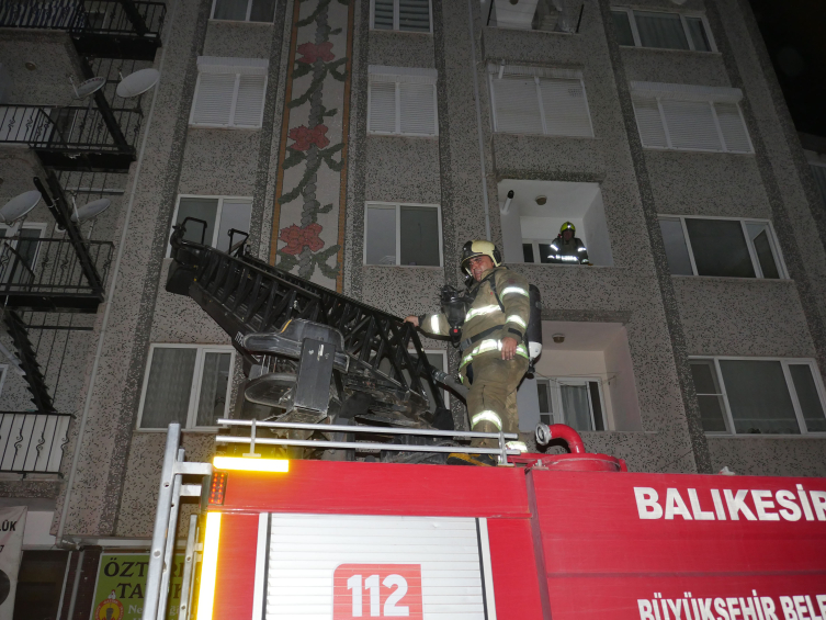 Balıkesir'de 6 katlı apartmanda yangın