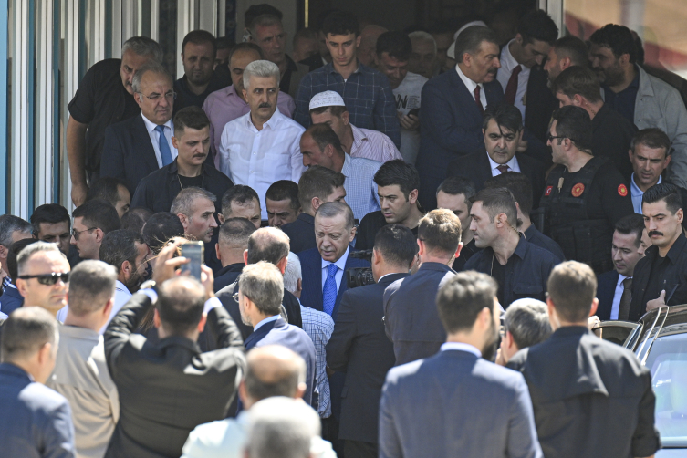 Cumhurbaşkanı Erdoğan, cuma namazını Memduh Eren Camii'nde kıldı