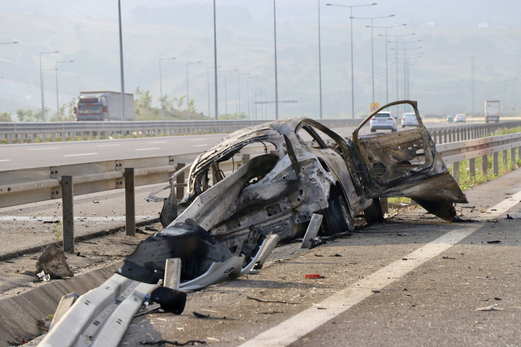 Kocaeli'de bariyere saplanan otomobil paramparça oldu: 2 ölü, 1 yaralı