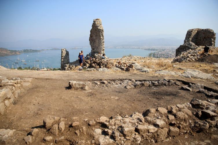 Fethiye Kalesi kazısında tiyatro ve yol ortaya çıkarıldı