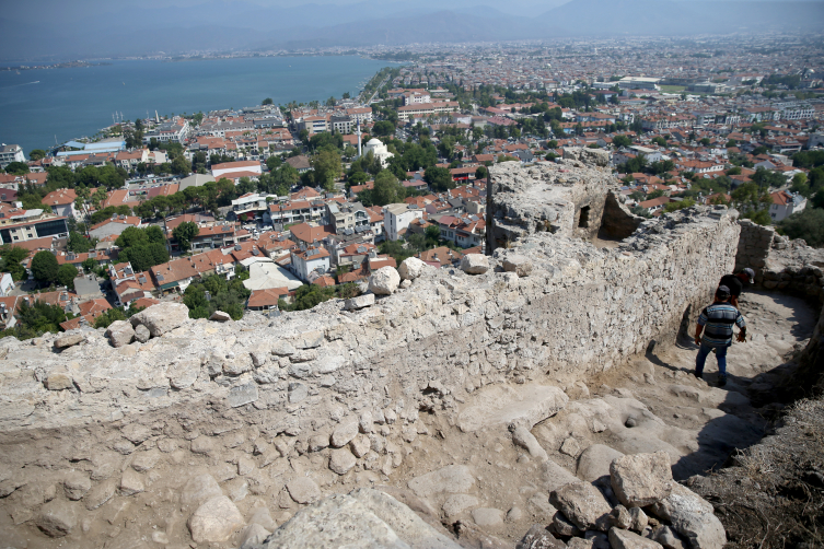 Fethiye Kalesi kazısında tiyatro ve yol ortaya çıkarıldı