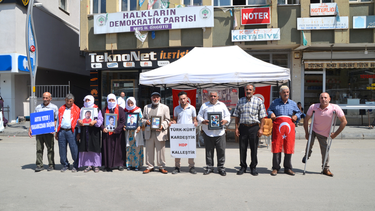 Muşlu aileler HDP önündeki eylemlerini sürdürdü