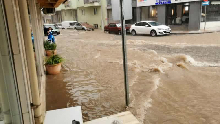 Uşak'ta şiddetli yağmur ve dolu etkili oldu