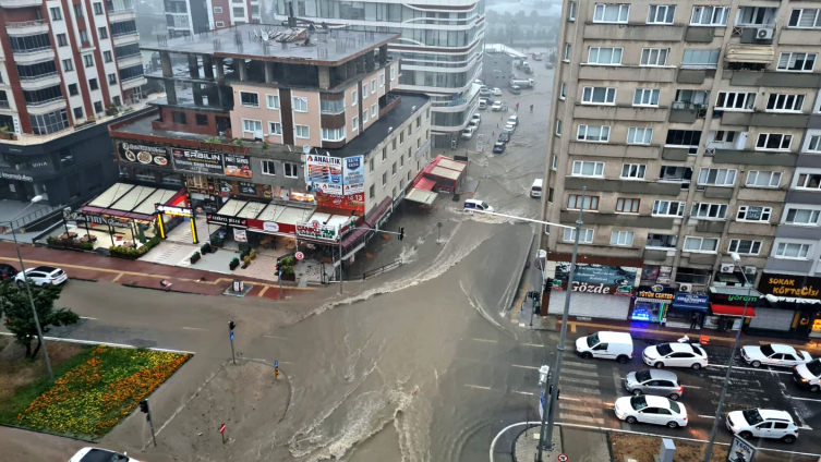 Samsun'da sağanak su baskınlarına neden oldu