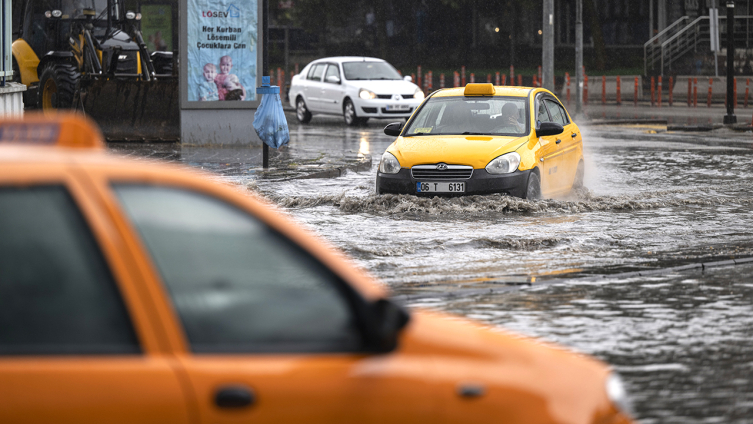 Başkentte sağanak hayatı olumsuz etkiledi