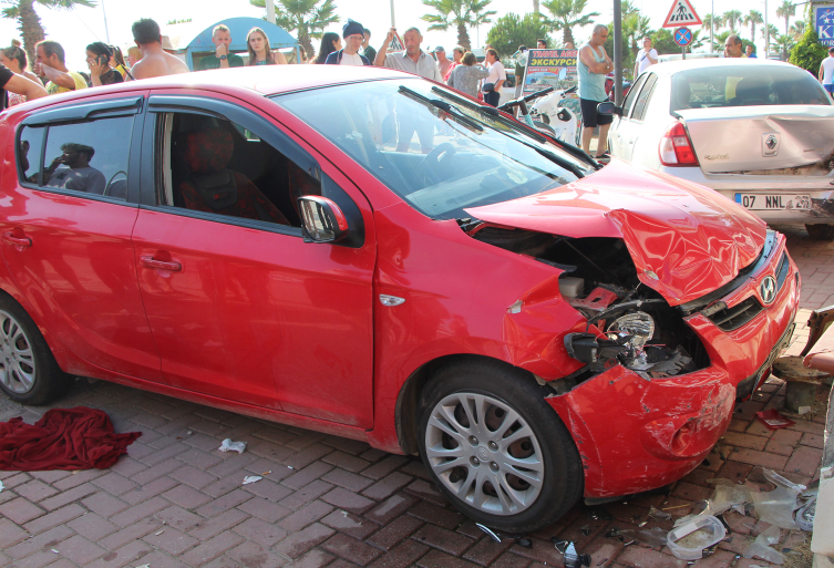 Alanya'da safari aracı ile otomobilin çarpıştığı kazada ölenlerin sayısı 3'e yükseldi