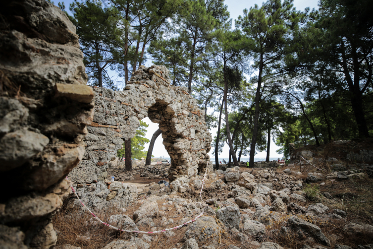 Phaselis Antik Kenti'ndeki ana caddenin tamamı gün yüzüne çıkarılıyor