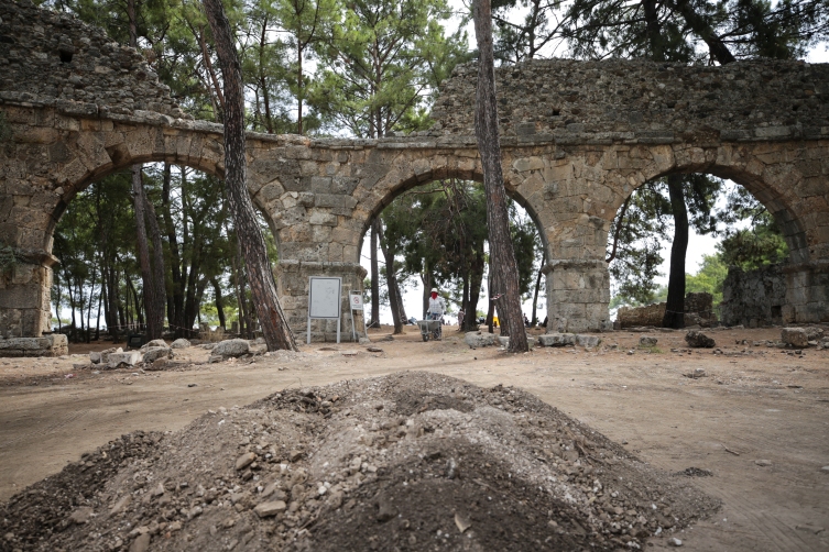 Phaselis Antik Kenti'ndeki ana caddenin tamamı gün yüzüne çıkarılıyor