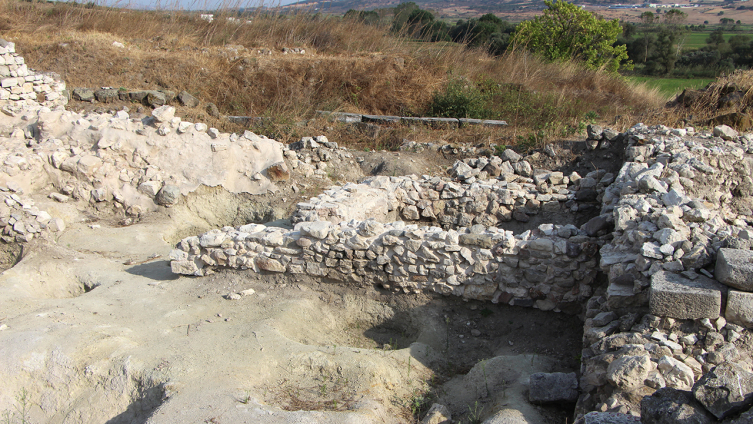 Balıkesir'de 2 bin 500 yıllık "zar oyunu tablası" bulundu