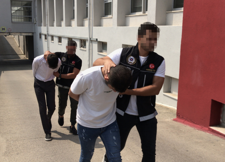 Adana'da yolcu valizinde 20 kilogram uyuşturucu ele geçirildi