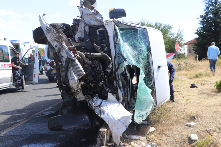 Elazığ'da yolcu otobüsü ile minibüs çarpıştı: 18 yaralı