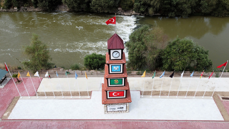 Sakarya Nehri kıyısına Türk hakimiyetini simgeleyen anıt yapıldı