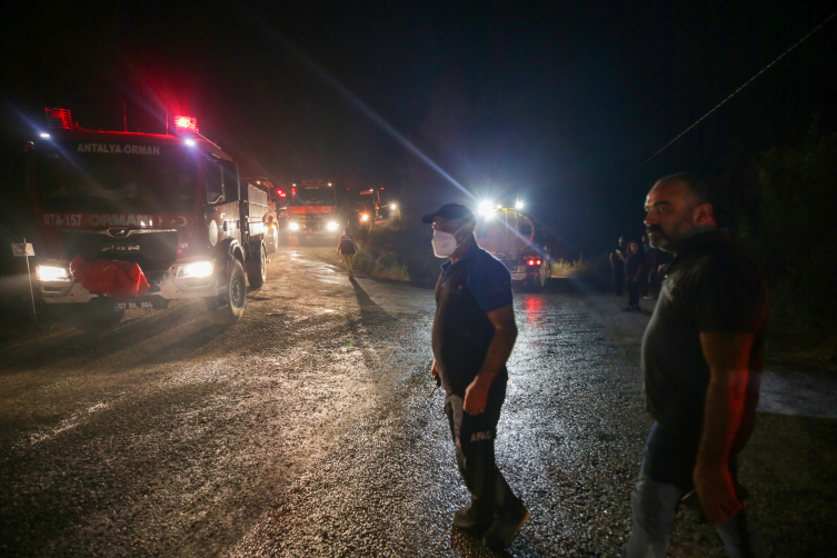 Alanya'daki orman yangınına müdahale sürüyor